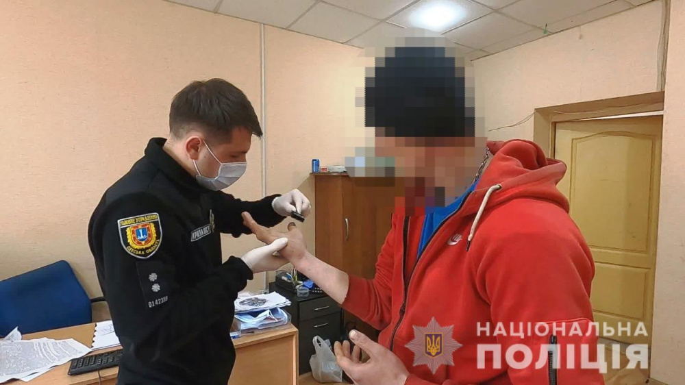 Николаев нападение. Одесса рецидивист задержан. В Одессе мужчина застрелил жену. Украина теробороновец ударил ножом в глаз видео.